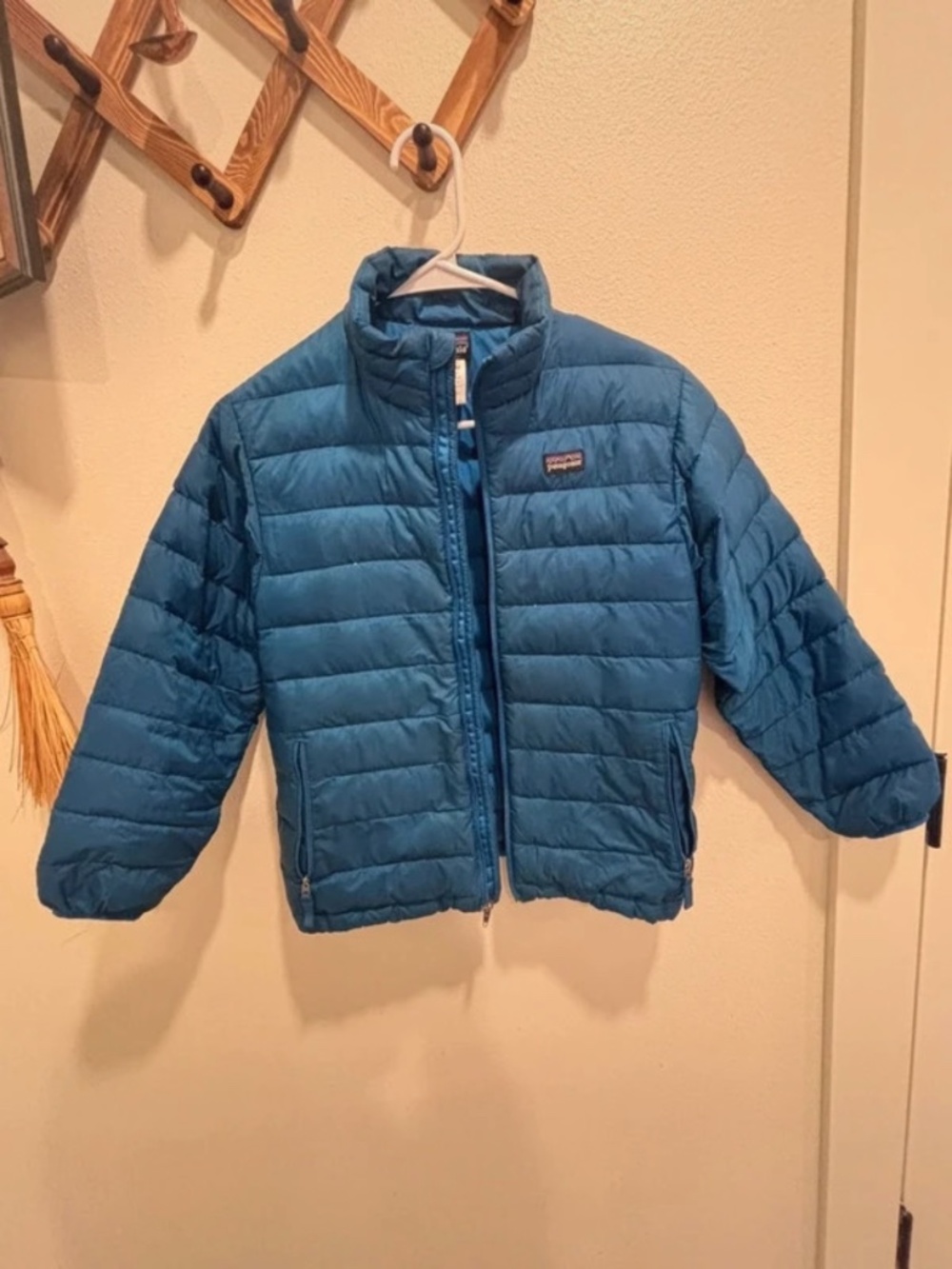 Patagonia down jacket Blue Puffer Jacket youth size 10 Says boys size 10 but c